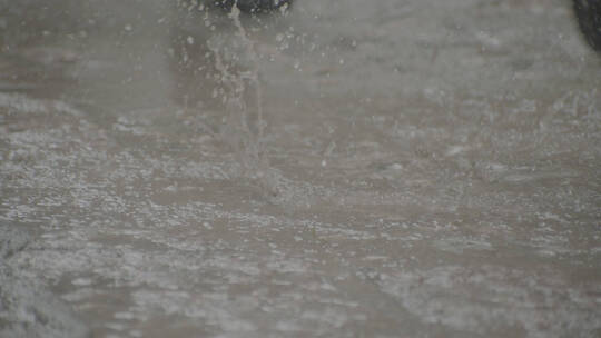 警察抗洪抢险雨中奔跑视频素材模板下载