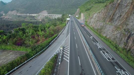 云南山区地形高速公路下长坡自救匝道