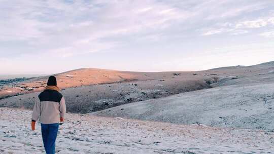 在雪地上行走的人的后视图