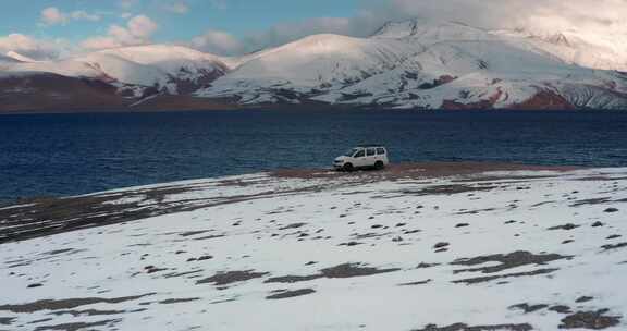 航拍雪山湖泊