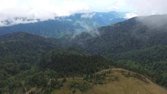 山顶草地上的小高原房屋