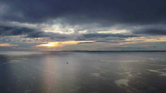 海边日出天空海滩马来西亚海边海岛蓝色大海