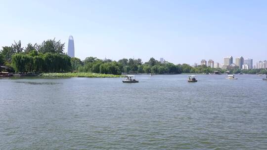 山东济南大明湖公园景区湖面景色与游船游客