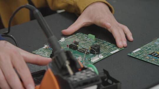 工程师焊接电路板的特写镜视频素材模板下载