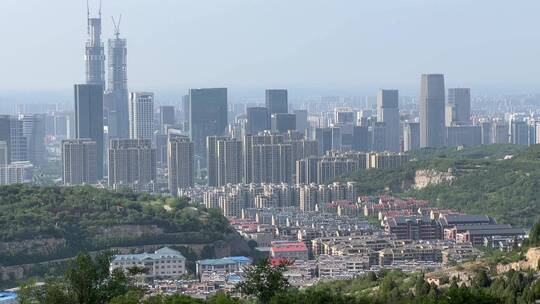 济南城区南部野峪顶，蓝天白云俯瞰城市全貌