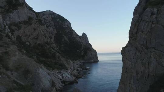 悬崖下风平浪静的海面