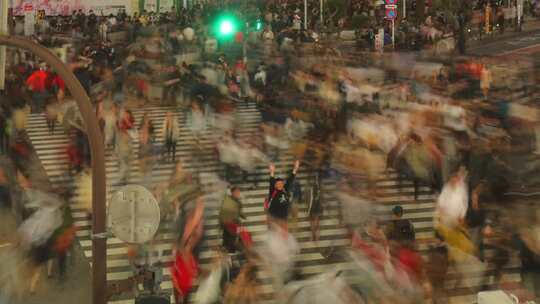 繁忙城市路口的行人和交通十字路口延时