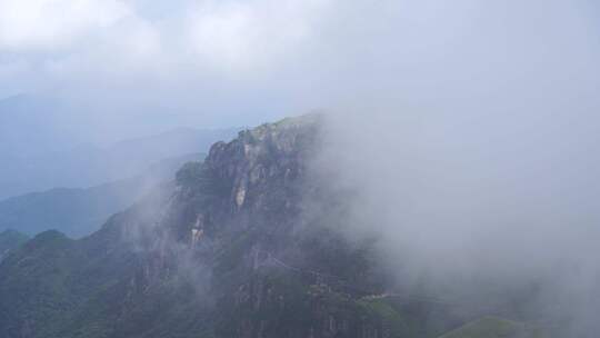 森林云海山峰云雾缭绕雨后树林山林山脉风景