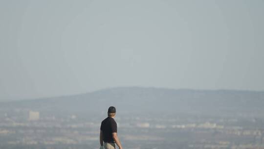 球手在高尔夫球场上行走的俯视图