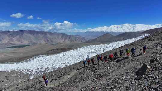 航拍攀登新疆慕士塔格峰雪山的登山队