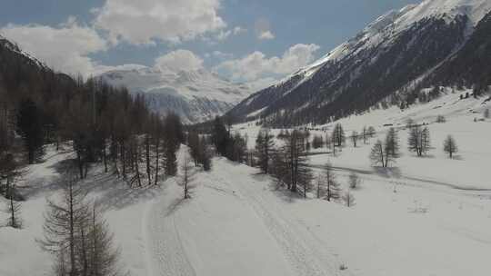 意大利利维尼奥的滑雪之旅和越野滑雪路线，前往帕索·福科拉。空中展示