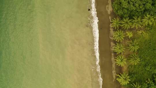 哥伦比亚太平洋海岸海滩的航拍。