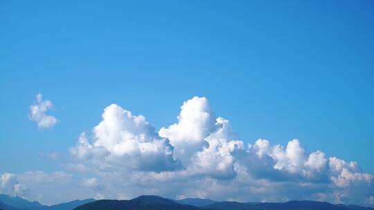 小镇群山天空云延时小清新蓝天白云夏天云朵