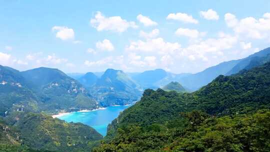 山林间的蓝色湖泊全景风光