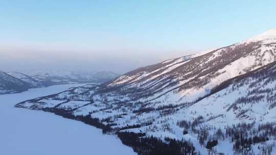 航拍新疆冬季喀纳斯湖雪景雪山森林冰河寒冷