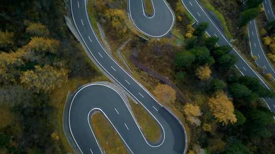 Maloja Pass山脉中的折返路