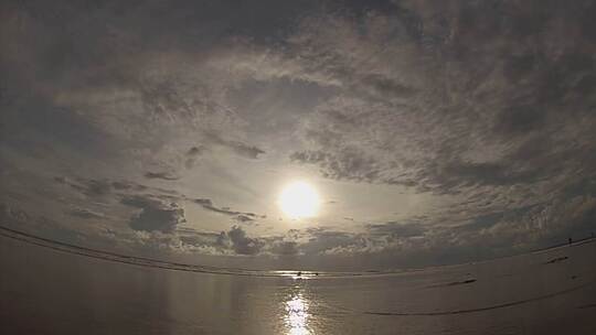 海滩日落的广角视频