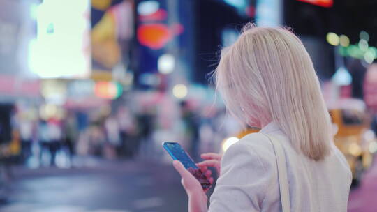 女孩在纽约时代广场视频素材模板下载