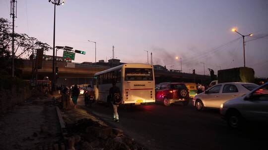 印度班加罗尔卡纳塔克邦路口高峰时段交通的广角视图