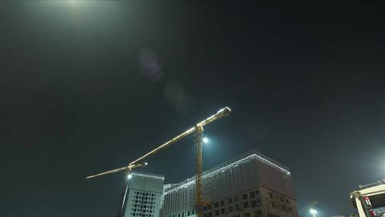 延时视频夜晚灯光下工地施工施工吊塔转动