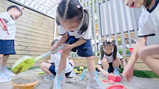 幼儿园老师和小孩欢乐玩耍