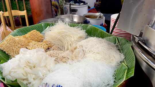 泰国面条品种特写曼谷食品市场热气腾腾