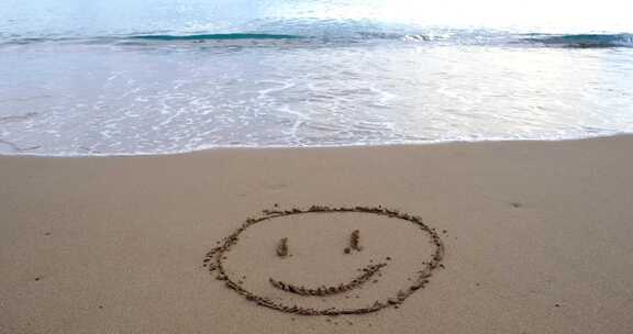 海滩上画着笑脸