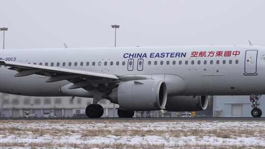 中国国际航空飞机降落滑行视频素材模板下载