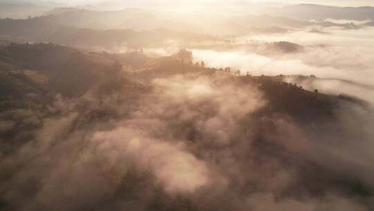 云雾缭绕的山峰