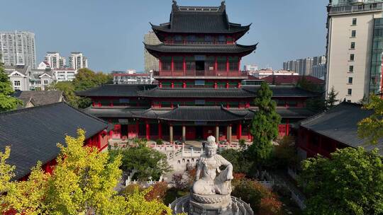 航拍秋日里的南京毗卢寺风光视频素材模板下载
