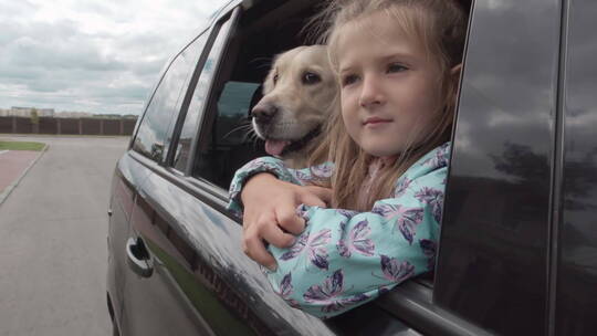 女孩与狗一起旅行