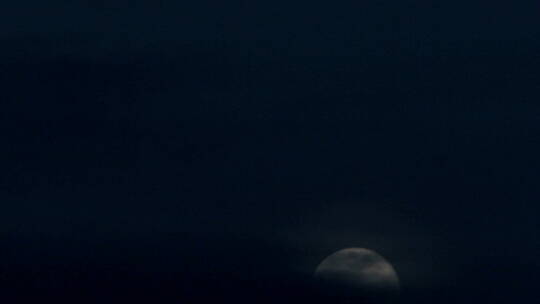 满月在天空中升起的动画背景