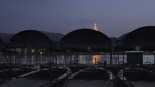 夜晚西湖风景区游船码头和雷峰塔夜景