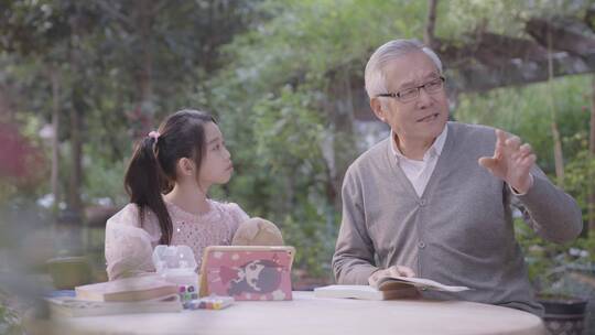 温馨幸福时光爷爷给孙女讲故事动物发展史