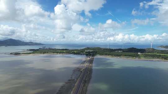 蓝天白云下的海上公路航拍