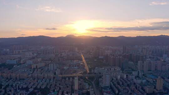 太阳日落时的昆明城顺光航拍