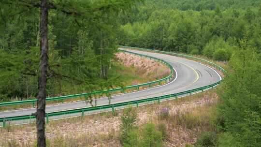 汽车行驶在公路