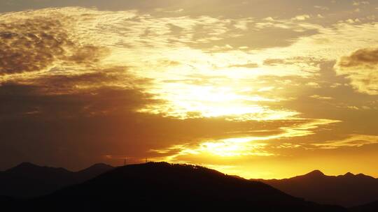 唯美山日落延时黄昏傍晚夕阳天空金色云晚霞