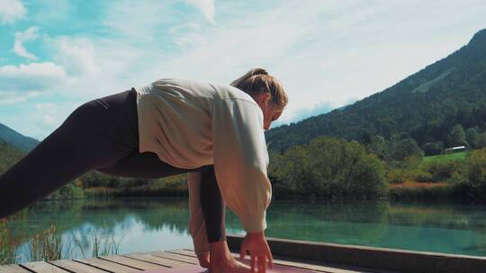 女人在湖边做瑜伽