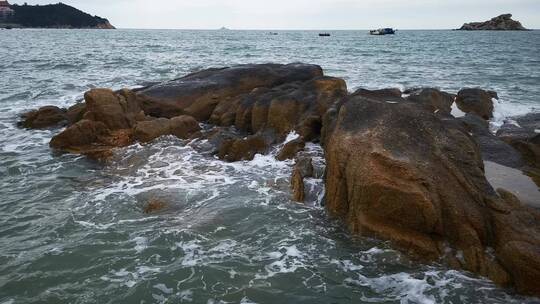 实拍沙滩海浪浪花