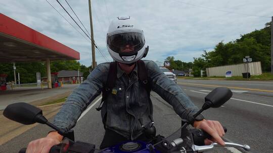 男人骑摩托车的加速镜头