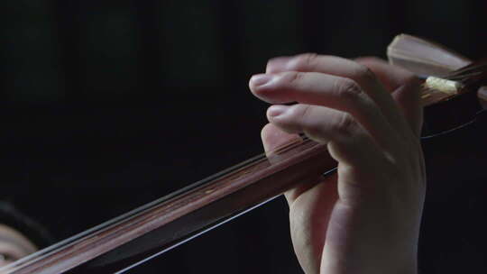 男人演奏三弦的手的特写