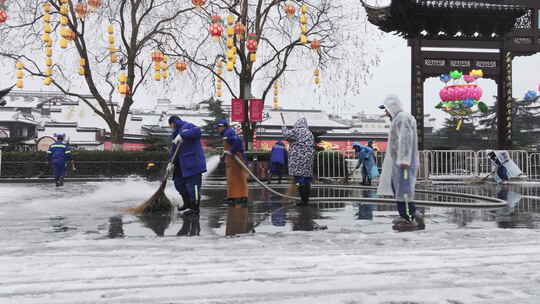 南京秦淮河夫子庙清晨工人除雪