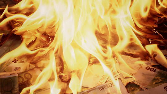 经济危机通货膨胀下被烧毁的多张美元钞票