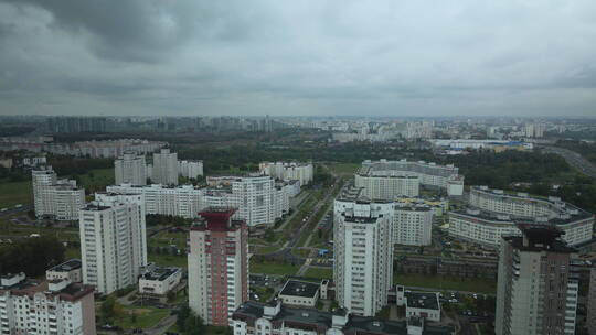 多云天气的城市街区