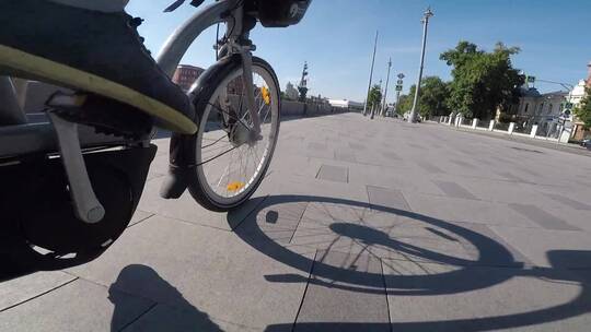 在街道上骑自行车的人视频素材模板下载