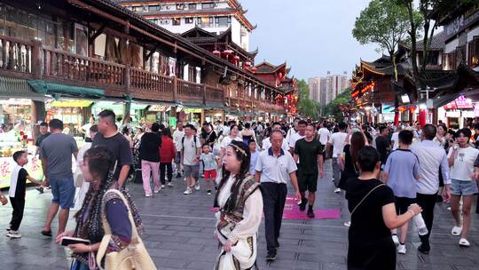 人群人流行人脚步过马路商业城市生活