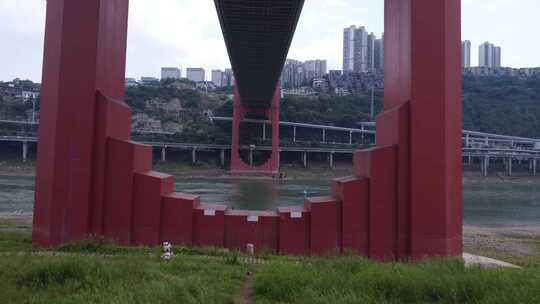 无人机飞跃重庆红岩村大桥桥墩