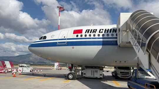 停在停机坪上的中国国际航空公司飞机视频素材模板下载