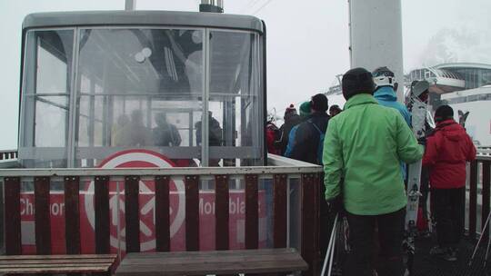 游客登机滑雪缆车视频素材模板下载
